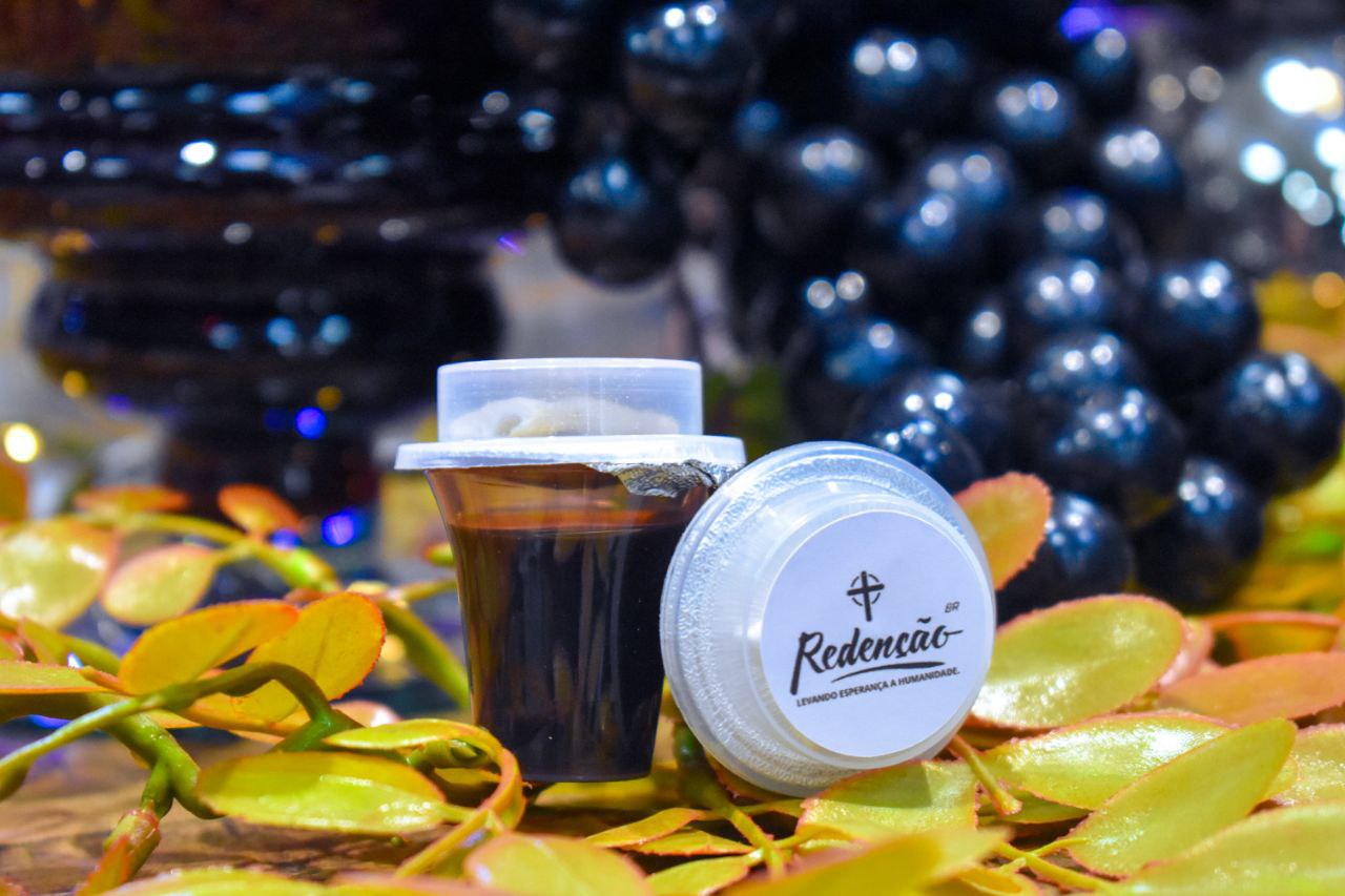 Cálices de suco de uva com tampa personalizada, entre cachos de uvas